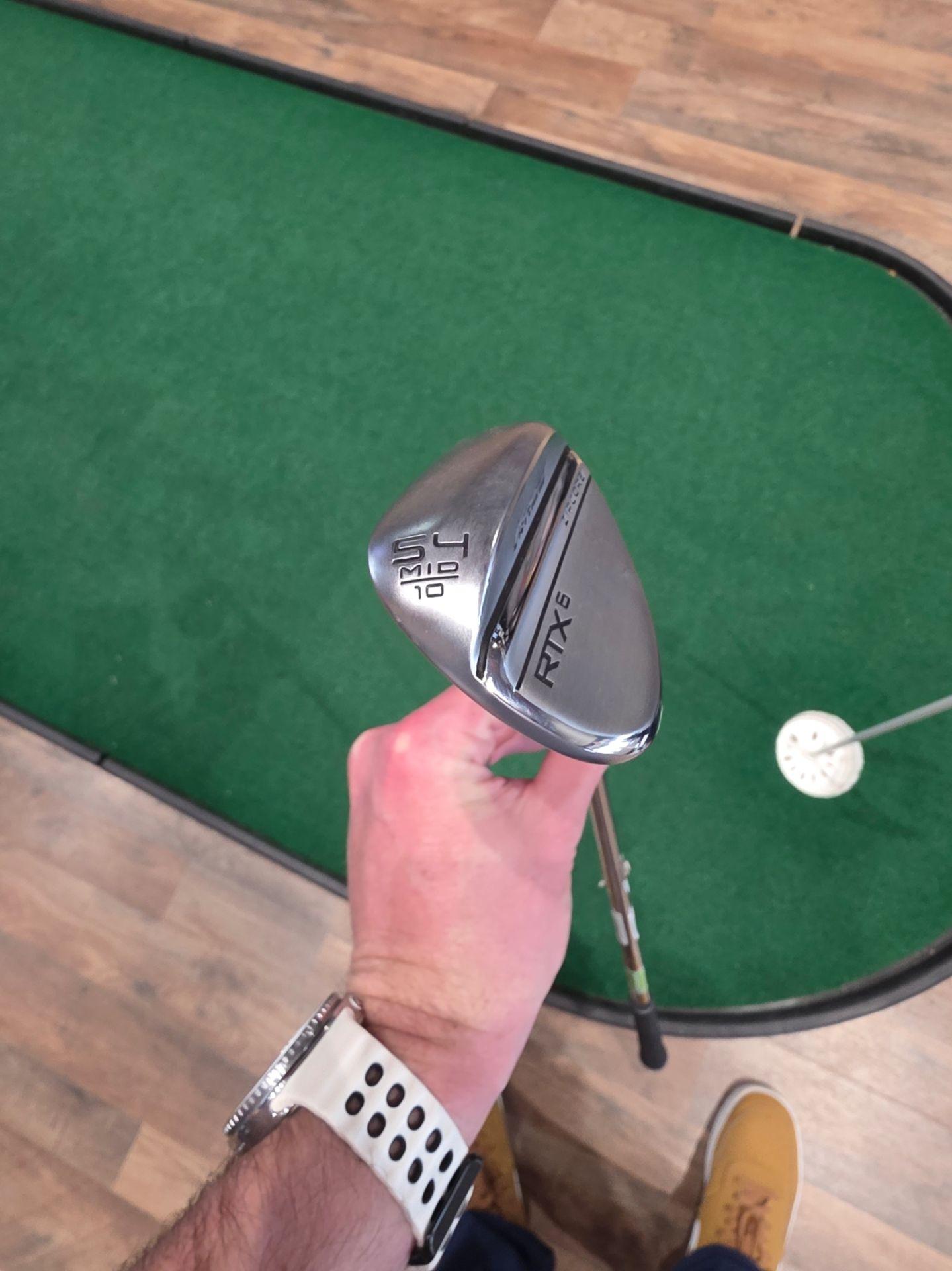 Wedge Cleveland 54° Above Average 9.0 Graphite Right RTX 6 ZipCore Black Satin Mid Grind